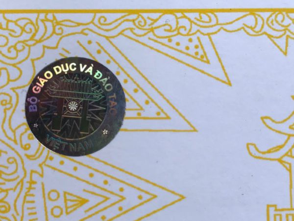 Tìm hiểu vai trò của tem bằng cấp trên bằng trong việc bảo vệ quyền lợi của người sử dụng bằng.