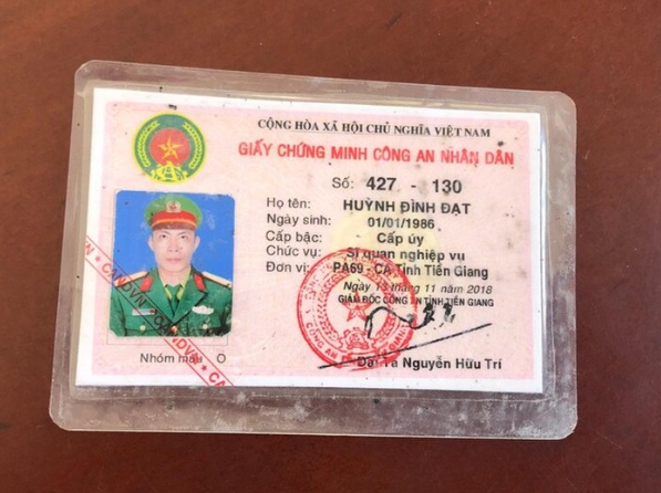 Mẫu thẻ công an đang được làm tại Làm Bằng Đại Học